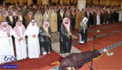 الأمير حمد بن عبدالعزيز وأمير منطقة الرياض يؤديان صلاة الميت على الفقيد الأمير عبدالعزيز بن فهد بن سعد بن عبدالعزيز