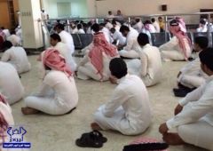 بالصور.. طلاب جامعة الملك فيصل يؤدون اختبارهم على الأرض