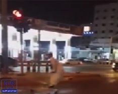 بالفيديو.. صاحب “عربة تسوق يُربك كاميرا ساهر في أحد الشوارع الرئيسية