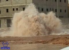 بالصور والفيديو: انفجار أنبوب مياه قطره متران يغرق تقاطع جابر مع الإمام بشرق الرياض