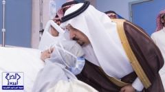 بالصور.. أمير القصيم يزور طفلة مصابة بالسرطان ويقبل رأسها ويهديها سيارة