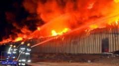 14 فرقة إطفاء وإنقاذ تسيطر على حريق بمستودع للملابس الجاهزة