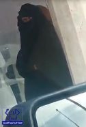 بالفيديو .. متسول يقف أمام ماكينة الصراف بزي “امرأة”