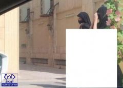 شاب يصور فتاتان لم يلتزما بالحجاب الشرعي أثناء سيرهما وينشر الصور علي مواقع التواصل