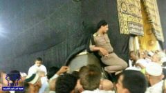 بالصورة.. قائد أمن الحرم يكشف ملابسات استناد شرطي بـ”حذائه” إلى جدار الكعبة