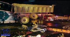 حادث مروري مروع يصرع 7 أشخاص ويصيب 33 آخرون إثر تصادم “باص” مع شاحنة