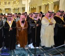 بالصور.. الأمير مقرن يؤدي الصلاة على الفقيد عبدالعزيز الخويطر