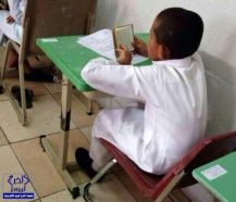 بالصورة.. طالب يستعين بالقرآن قبل حل الاختبارات داخل اللجنة
