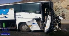 حادث مروري مروع بين حافلة وشاحنة يصيب 19 معتمراً