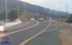 بالفيديو.. شابان متهوران يعترضان السيارات المسرعة بطريق جبلي خطر