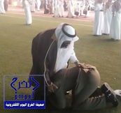 بالصور .. مشهد “البر” يتجلى في تقبيل عسكري لأقدام والده
