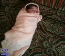 بالفيديو.. العثور على طفلة لقيطة حديثة الولادة ملقاه علي أحد الأرصفة