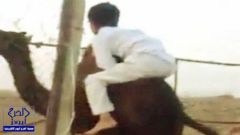 بالفيديو.. طفل سعودي يتحدى “كورونا” بطريقته