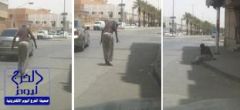 بالصور:مريض نفسي يجوب شارع غبيرا الرياض بسروال بدون “فنيلة”