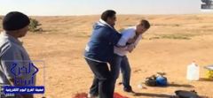 بالفيديو.. سعودي في “كشتة بر” يمازح صديقه “مدرب الملاكمة البريطاني” ويسقطه أرضا