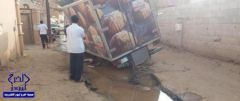 انهيارٌ أرضي يبتلع شاحنة نقل مواد غذائية بأحد القري