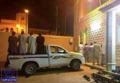 بالصورة.. 4 أشخاص يؤدون صلاتهم بحوض سيارة وانيت بعد امتلاء المسجد
