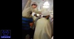 بالفيديو.. إسقاط طفل لعمامة شيعي بالحرم يثير غضب المشاهدين