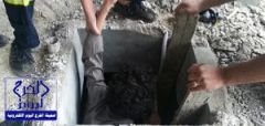 بالصور.. ملثم مجهول يعتدي على شاب سعودي ويسلبه ثم يرميه في خزان ماء