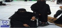 «سعوديات» يمتهنَّ دفع العربات في الحرم المكي بحثاً عن “ريال حلال”