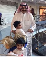 صورة عفوية للأمير محمد بن فهد مع طفلين تنال إعجاب رواد مواقع التواصل