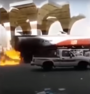 شاهد.. مواطن يخاطر بحياته ويقود شاحنة مشتعلة لمنع كارثة محققة داخل محطة وقود