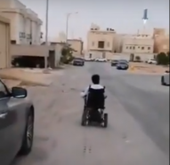 فيديو متداول لشاب قعيد يحرص على الصلاة في المسجد متحدياً إعاقته