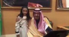 بالفيديو.. أمير الباحة يحقق أمنية طفلة بالتقاط صورة معها وهي ترد بهدية