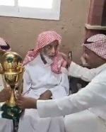 شاهد.. رئيس الفيصلي يزور عمه في منزله ويقدم له كأس الملك