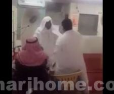 بالفيديو.. شجار بين شاب ومسن داخل مسجد بسبب خلاف حول وضع كرسي للصلاة عليه