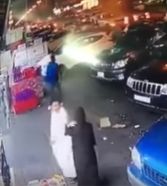 بالفيديو.. مضاربة وتبادل لكمات بين رجل وفتاة بأحد شوارع جدة