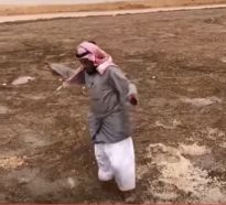 ​بالفيديو.. نهاية غير متوقعة لمواطن خاطر بالوقوف على الجليد في سد شمال الرياض