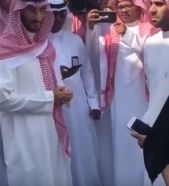 نائب أمير منطقه  مكة المكرمة يستمع لطالبة من الكلية الجامعية بمحافظة القنفذة