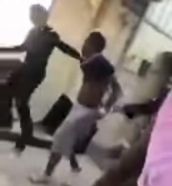 بالفيديو.. الأمن يقيد ” أبو ساطور ” بعد محاولته خطف طفل بالرياض