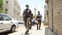 القبض على 12 مقيماً سطوا على مستودع مواد صحية في جدة