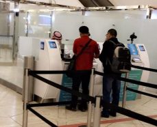 بالصور.. جوازات مطار الملك خالد تبدأ في إنهاء إجراءات مغادرة مستفيدي “وطن بلا مخالف”