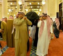 بالصور.. مقرن بن عبدالعزيز وفيصل بن بندر يؤديان صلاة الميت على الأميرة البندري بنت ناصر