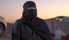 بالفيديو.. مواطنة تروي قصة عشقها قنص الصقور وممارسته في صحراء الحدود الشمالية