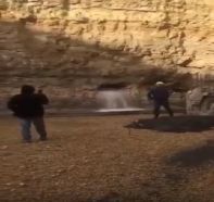 بالفيديو.. اكتشاف مجاري مياه جوفية تتدفق بقوة بأرض صخرية خلال أعمال تنفيذ مشروع إنشائي ببريدة
