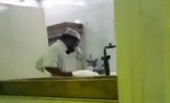 بالفيديو.. عامل يبصق على الخبز أثناء إعداده .. و”حماية المستهلك”: تم التوصل له وإبلاغ البلدية