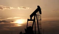 النفط في صعود والدولار إلى هبوط