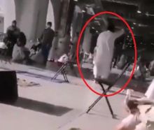 “أمن الحرم المكي” يلقي القبض على شخص يحمل سلاحًا أبيض ويردد عبارات مؤيدة لجماعات إرهابية