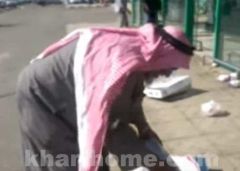 بالفيديو :بحجة أنها فاسدة ..مواطن يلقي بدجاج على رصيف متجر شهير في ” بيشة”