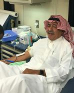 بالصورة.. الأمير مقرن بن عبدالعزيز يتبرع بالدم لمرابطي الحد الجنوبي