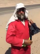 بالفيديو.. عامل نظافة مسن يعمل تحت أشعة الشمس في منطقة جبلية.. ومواطن يطالب بمحاسبة المسؤول