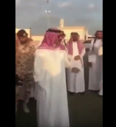 فيديو.. الأمير تركي بن طلال لمواطنين وقفوا بانتظاره في فناء محافظة تثليث: سأقابلكم واحداً واحداً.. وبالطريقة التي تليق بكم