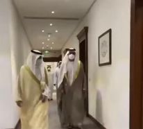 مشهد عفوي بين عادل الجبير والسفير الإماراتي خلال زيارة للأخير