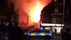 بالصور.. انفجار وحريق هائل بمدينة ليستر الإنجليزية.. ولا إصابات لسعوديين بالحادث
