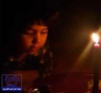 بالفيديو .. طفلة سعودية تحتفل بعيد ميلادها على ضوء شمعة فتلتهم النار شعر رأسها