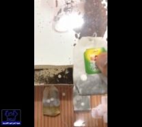 بالفيديو.. مواطن يُوثِّق وجود حبوب مجهولة داخل أكياس الشاي